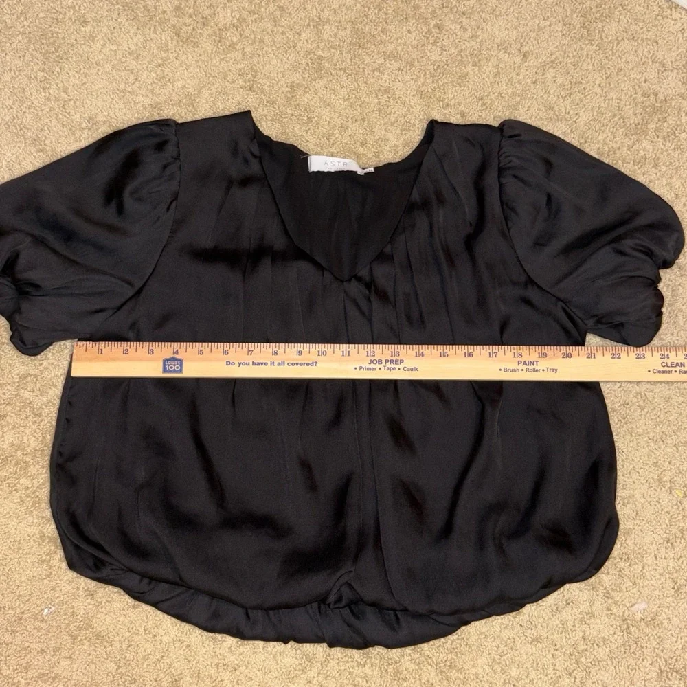 ASTR the Label Blouse Pleated V-Neck Puff‎ Sleeve bubble hem Black Size L